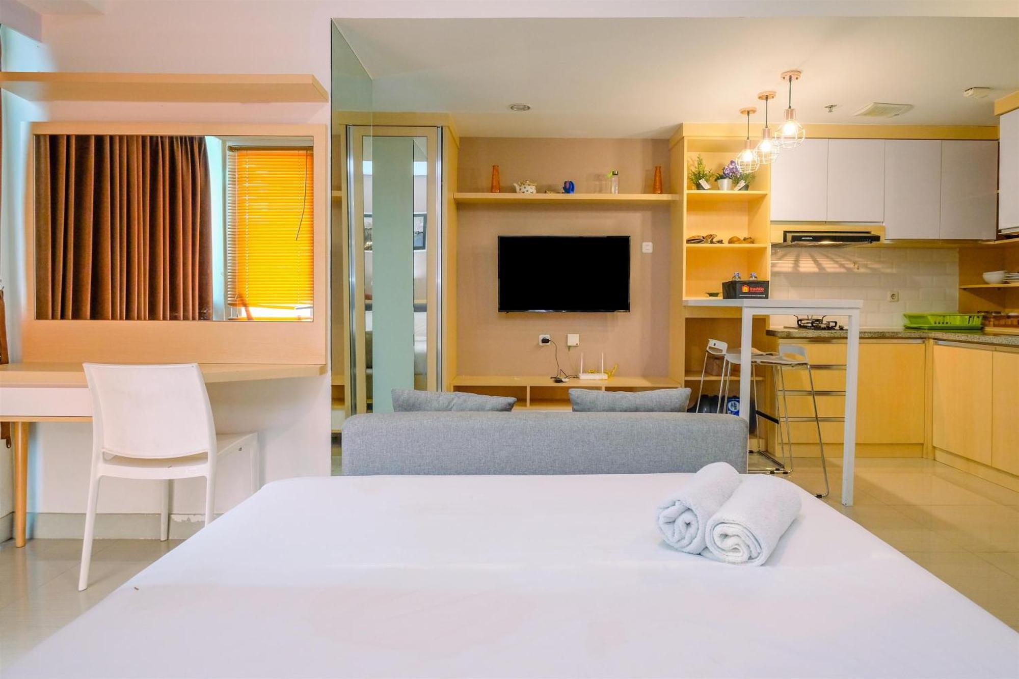 Modern And Spacious With View @ Grand Kamala Lagoon By Travelio Bekasi